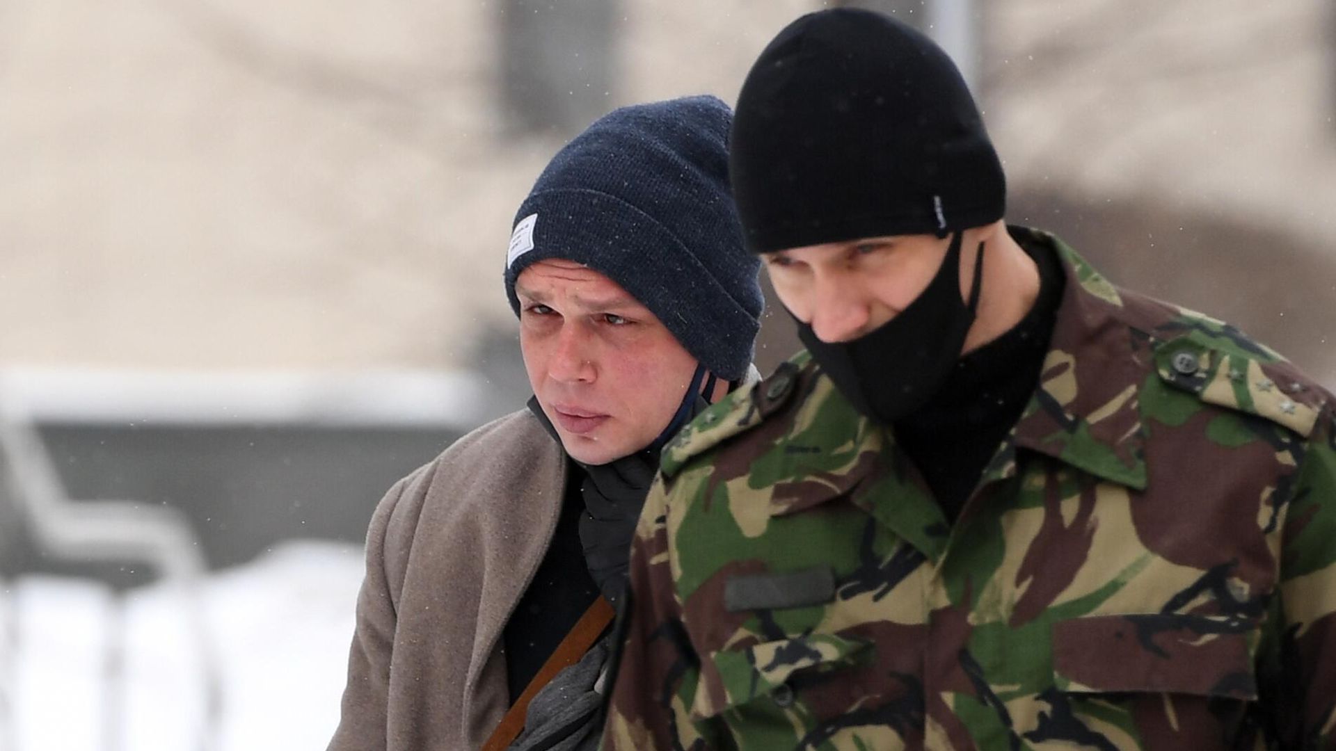 Журналист Иван Голунов у здания Московского городского суда Журналист Иван Голунов у здания Московского городского суда - РИА Новости, 1920, 20.01.2021