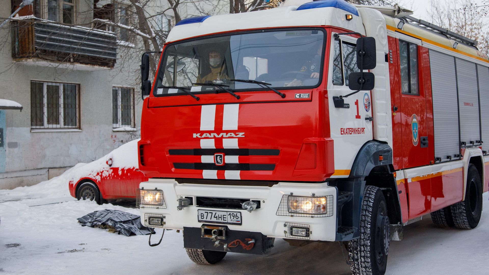Автомобиль пожарной службы по дворе жилого дома на улице Рассветной в Екатеринбурге, где произошел пожар Автомобиль пожарной службы по дворе жилого дома на улице Рассветной в Екатеринбурге, где произошел пожар - РИА Новости, 1920, 12.01.2021