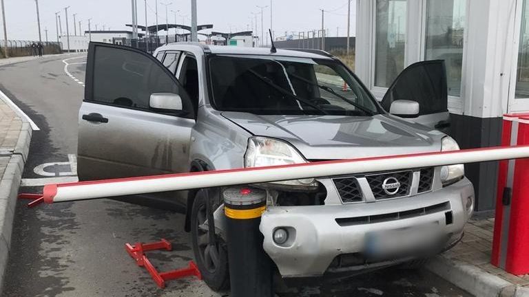 Автомобиль Nissan на контрольном пункте въезда-выезда Чонгар Автомобиль Nissan на контрольном пункте въезда-выезда Чонгар - РИА Новости, 1920, 12.01.2021