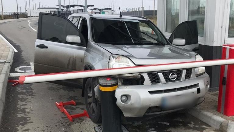 Автомобиль Nissan на контрольном пункте въезда-выезда Чонгар Автомобиль Nissan на контрольном пункте въезда-выезда Чонгар - РИА Новости, 1920, 12.01.2021