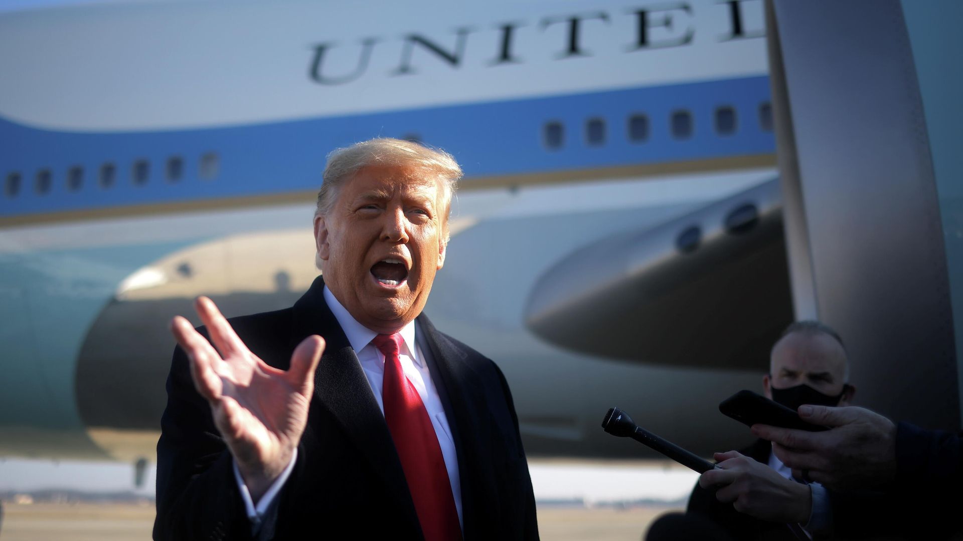 Президент США Дональд Трамп перед вылетом из Вашингтона Президент США Дональд Трамп перед вылетом из Вашингтона - РИА Новости, 1920, 13.01.2021