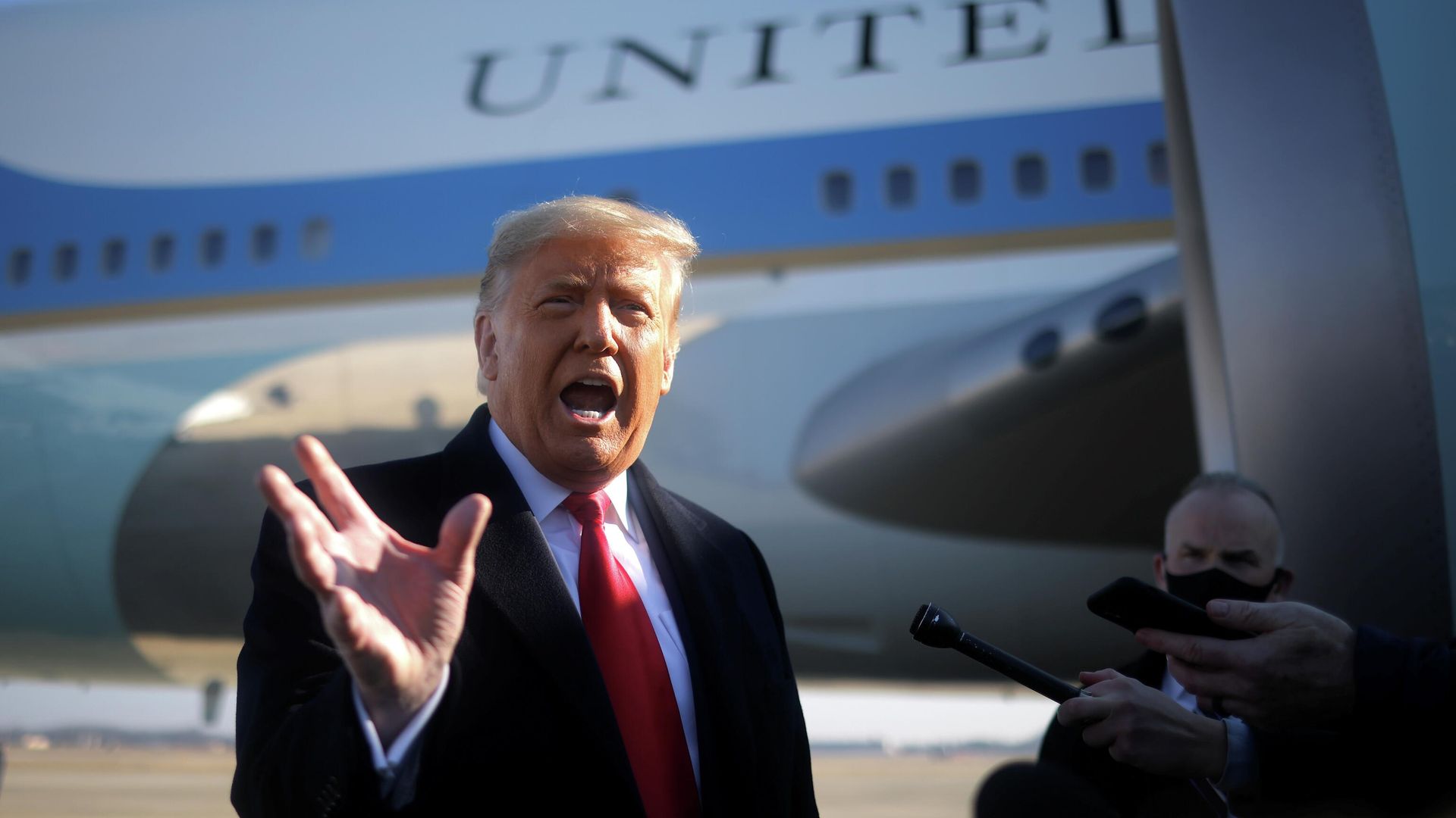 Президент США Дональд Трамп перед вылетом из Вашингтона Президент США Дональд Трамп перед вылетом из Вашингтона - РИА Новости, 1920, 13.01.2021