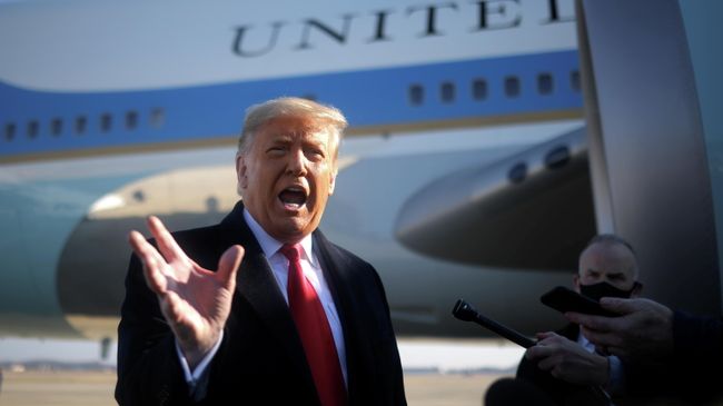 Президент США Дональд Трамп перед вылетом из Вашингтона