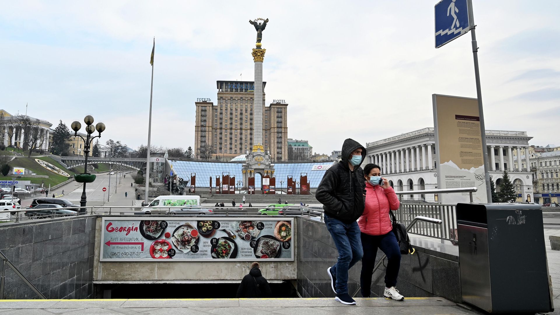 Люди в защитных масках на площади Независимости в Киеве Люди в защитных масках на площади Независимости в Киеве - РИА Новости, 1920, 13.01.2021