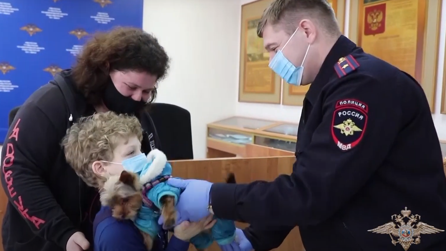 Нижегородские полицейские вернули мальчику похищенного щенка Нижегородские полицейские вернули мальчику похищенного щенка - РИА Новости, 1920, 13.01.2021