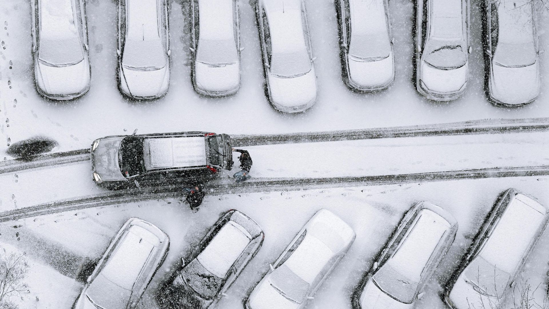 Автомобили, занесенные снегом Автомобили, занесенные снегом - РИА Новости, 1920, 08.02.2021