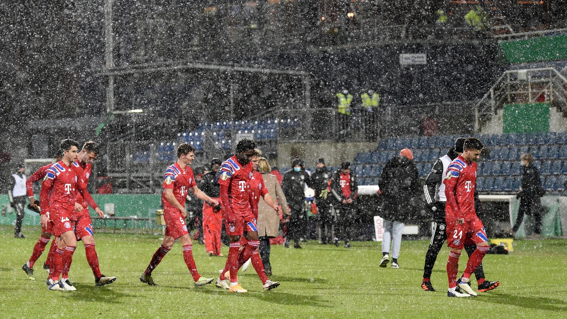 Bayern Munich's players leave the pitch after losing in a penalty shootout following extra time during the German Cup (DFB Pokal) second round football match between Holstein Kiel and FC Bayern Munich in Kiel, northern Germany, on January 13, 2021. - Second division football club Kiel knocked Bayern Munich out of German Cup on penalties. (Photo by FABIAN BIMMER / POOL / AFP) / DFB REGULATIONS PROHIBIT ANY USE OF PHOTOGRAPHS AS IMAGE SEQUENCES AND QUASI-VIDEO. - РИА Новости, 1920, 14.01.2021