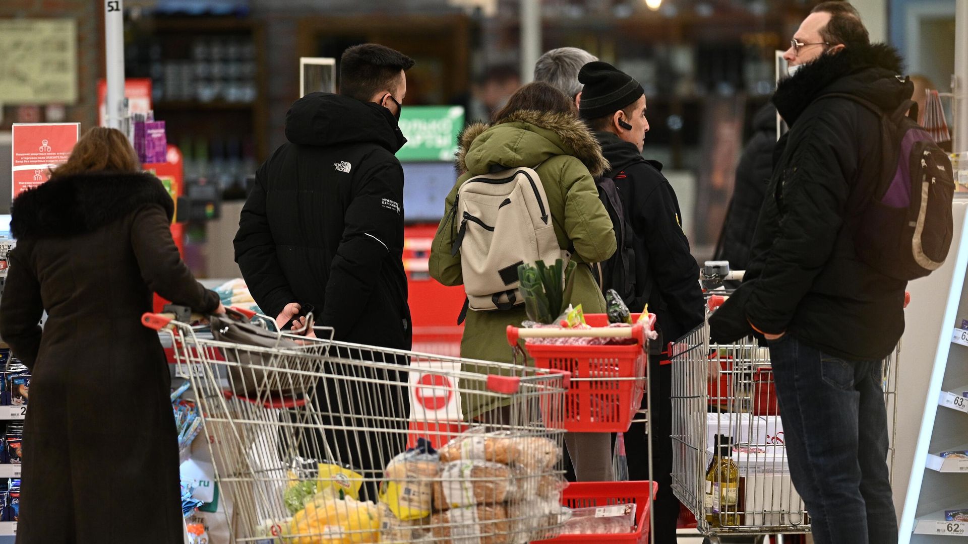 Покупатели в очереди возле кассы в гипермаркете Ашан Покупатели в очереди возле кассы в гипермаркете Ашан - РИА Новости, 1920, 01.07.2021