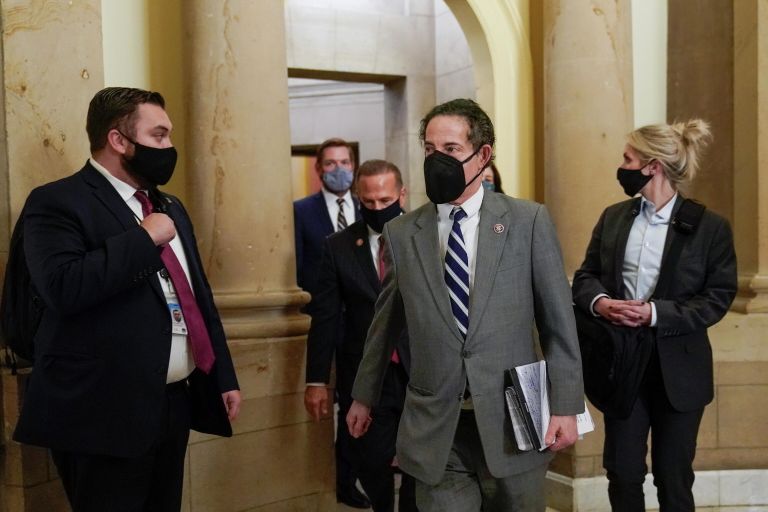 Джейми Раскин перед подписанием статьи об импичменте президенту США Дональду Трампу в Вашингтоне, США. 13 января 2021 года Джейми Раскин перед подписанием статьи об импичменте президенту США Дональду Трампу в Вашингтоне, США. 13 января 2021 года