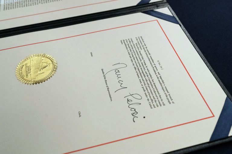 Подпись спикера Палаты представителей конгресса США Нэнси Пелоси в документе об импичменте президенту Дональду Трампу Подпись спикера Палаты представителей конгресса США Нэнси Пелоси в документе об импичменте президенту Дональду Трампу