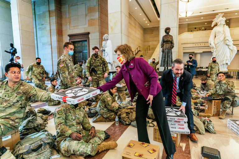 Член палаты представителей США Вики Хартцлер и Майкл Уолтц угощают пиццей военнослужащих Национальной гвардии в здании Капитолия в Вашингтоне Член палаты представителей США Вики Хартцлер и Майкл Уолтц угощают пиццей военнослужащих Национальной гвардии в здании Капитолия в Вашингтоне