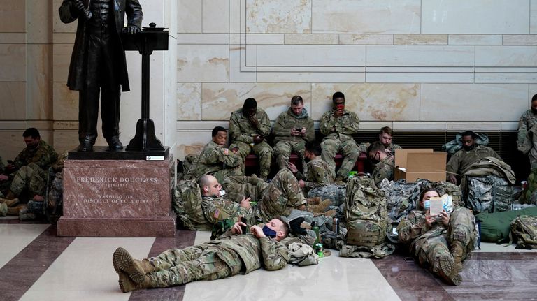 Военнослужащие отдыхают в здании Капитолия в Вашингтоне Военнослужащие отдыхают в здании Капитолия в Вашингтоне