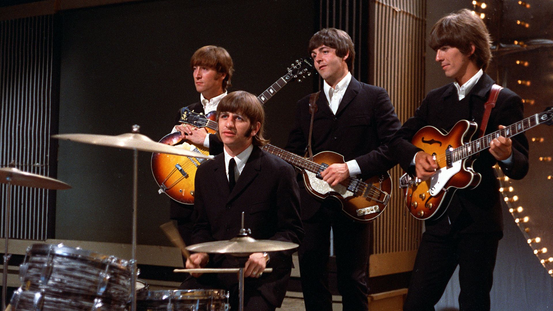 Группа The Beatles перед выступлением на телестудии в Лондоне. 1966 Группа The Beatles перед выступлением на телестудии в Лондоне. 1966 - РИА Новости, 1920, 16.01.2021