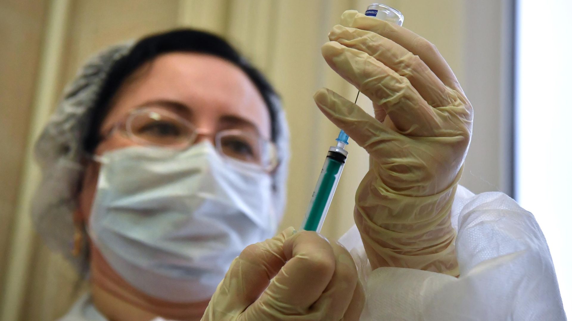 Медработник во время вакцинации от коронавируса COVID-19 вакциной Спутник V Медработник во время вакцинации от коронавируса COVID-19 вакциной Спутник V - РИА Новости, 1920, 18.01.2021