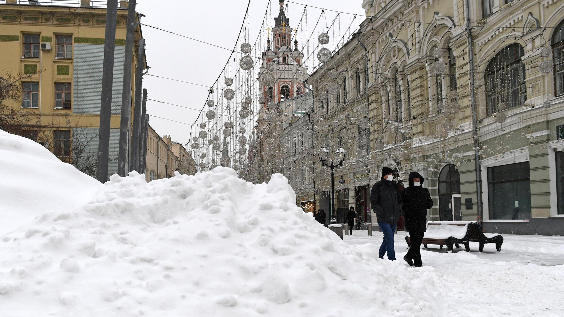 Прохожие на заснеженной Никольской улице в Москве Прохожие на заснеженной Никольской улице в Москве - РИА Новости, 1920, 18.01.2021