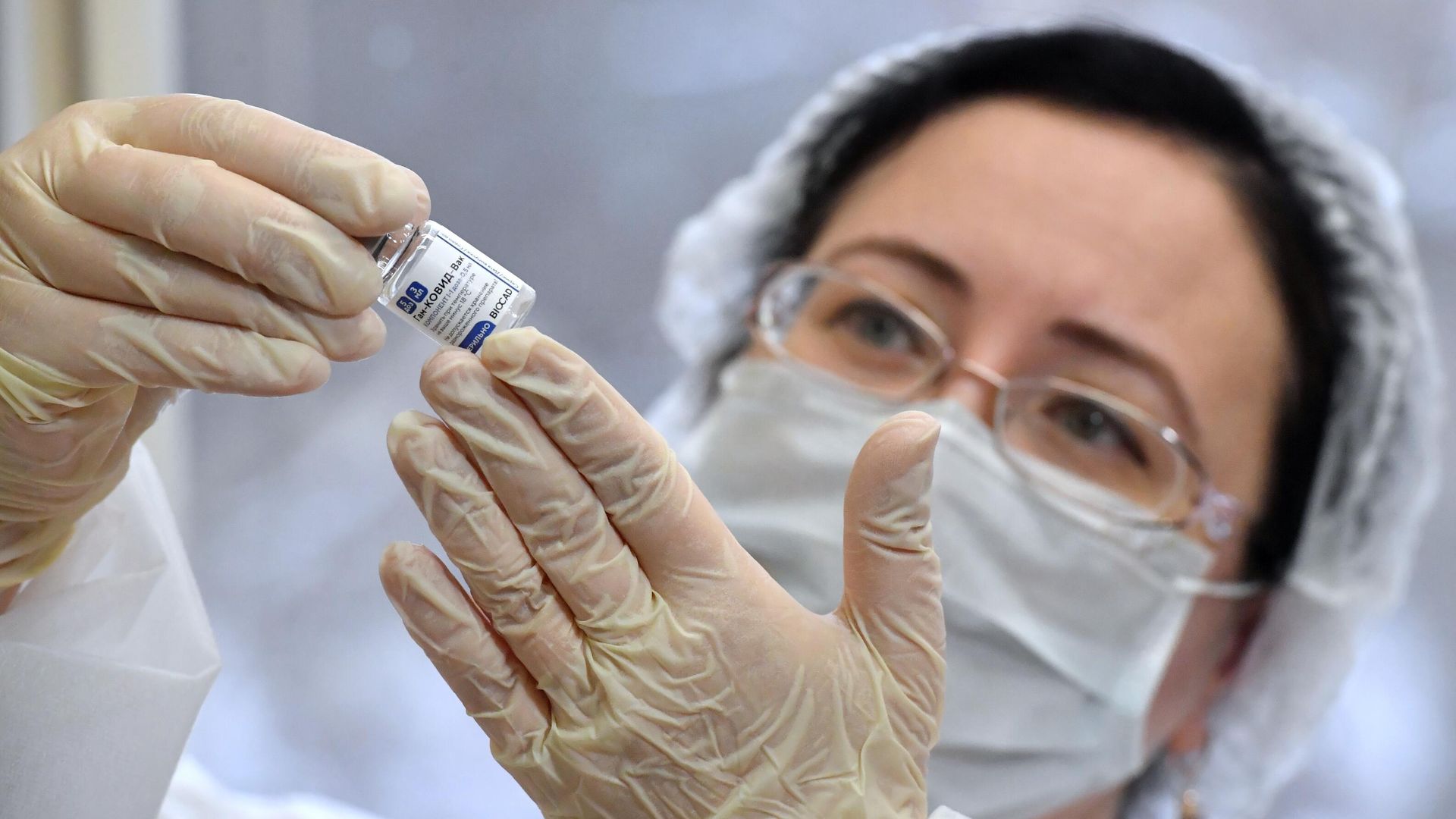 Медработник с вакциной Спутник V от коронавируса COVID-19 Медработник с вакциной Спутник V от коронавируса COVID-19 - РИА Новости, 1920, 21.01.2021