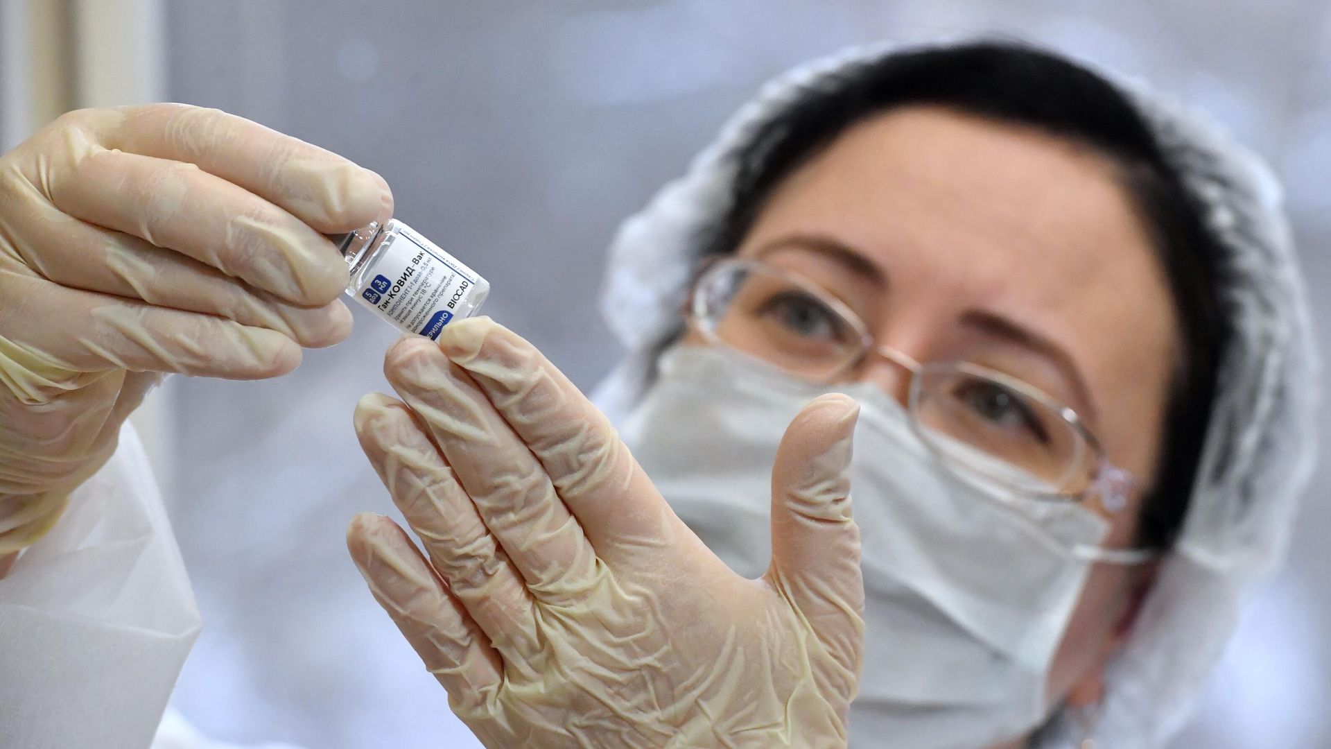 Медработник с вакциной Спутник V от коронавируса COVID-19 Медработник с вакциной Спутник V от коронавируса COVID-19 - РИА Новости, 1920, 21.01.2021