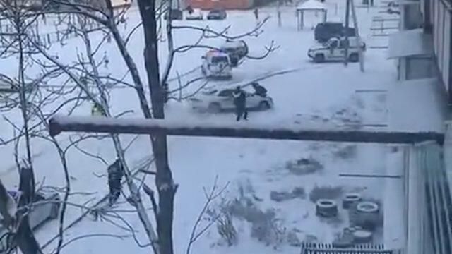 Пьяный водитель протаранил машины и чуть не задавил сотрудника ДПС, уходя от погони в Биробиджане Пьяный водитель протаранил машины и чуть не задавил сотрудника ДПС, уходя от погони в Биробиджане - РИА Новости, 1920, 14.01.2021