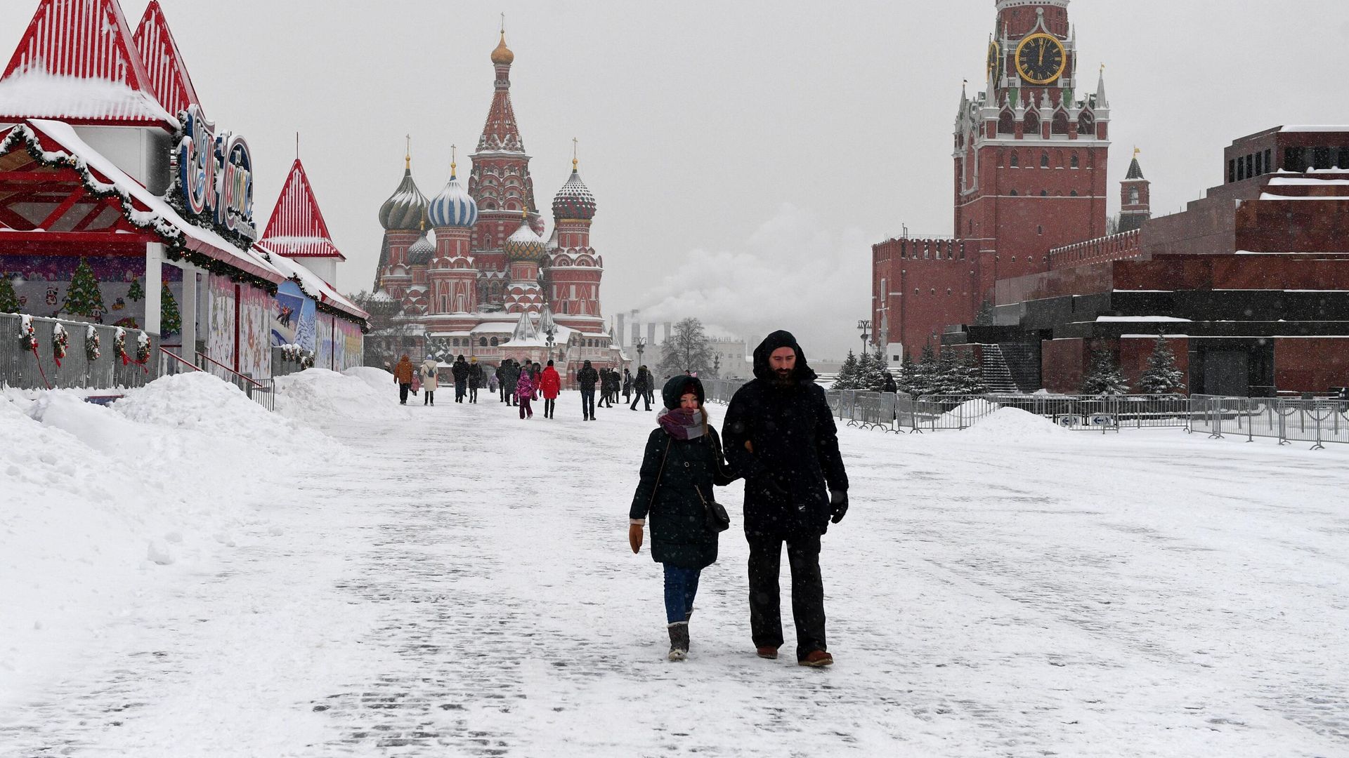 Прохожие на заснеженной Красной площади в Москве Прохожие на заснеженной Красной площади в Москве - РИА Новости, 1920, 21.01.2021