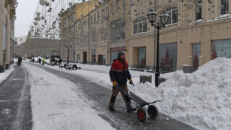 Уборка снега на Никольской улице в Москве