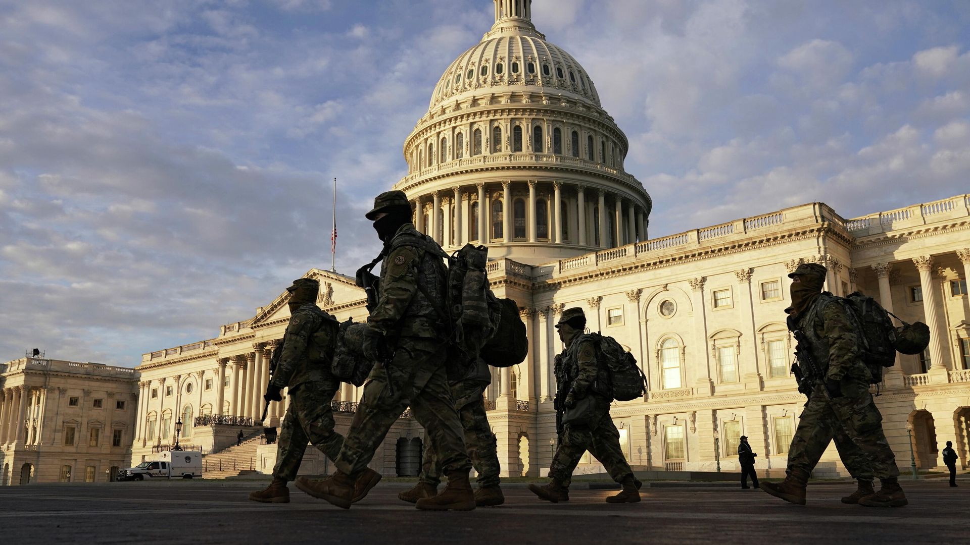 Военнослужащие Национальной гвардии США у здания Капитолия в Вашингтоне Военнослужащие Национальной гвардии США у здания Капитолия в Вашингтоне - РИА Новости, 1920, 15.01.2021
