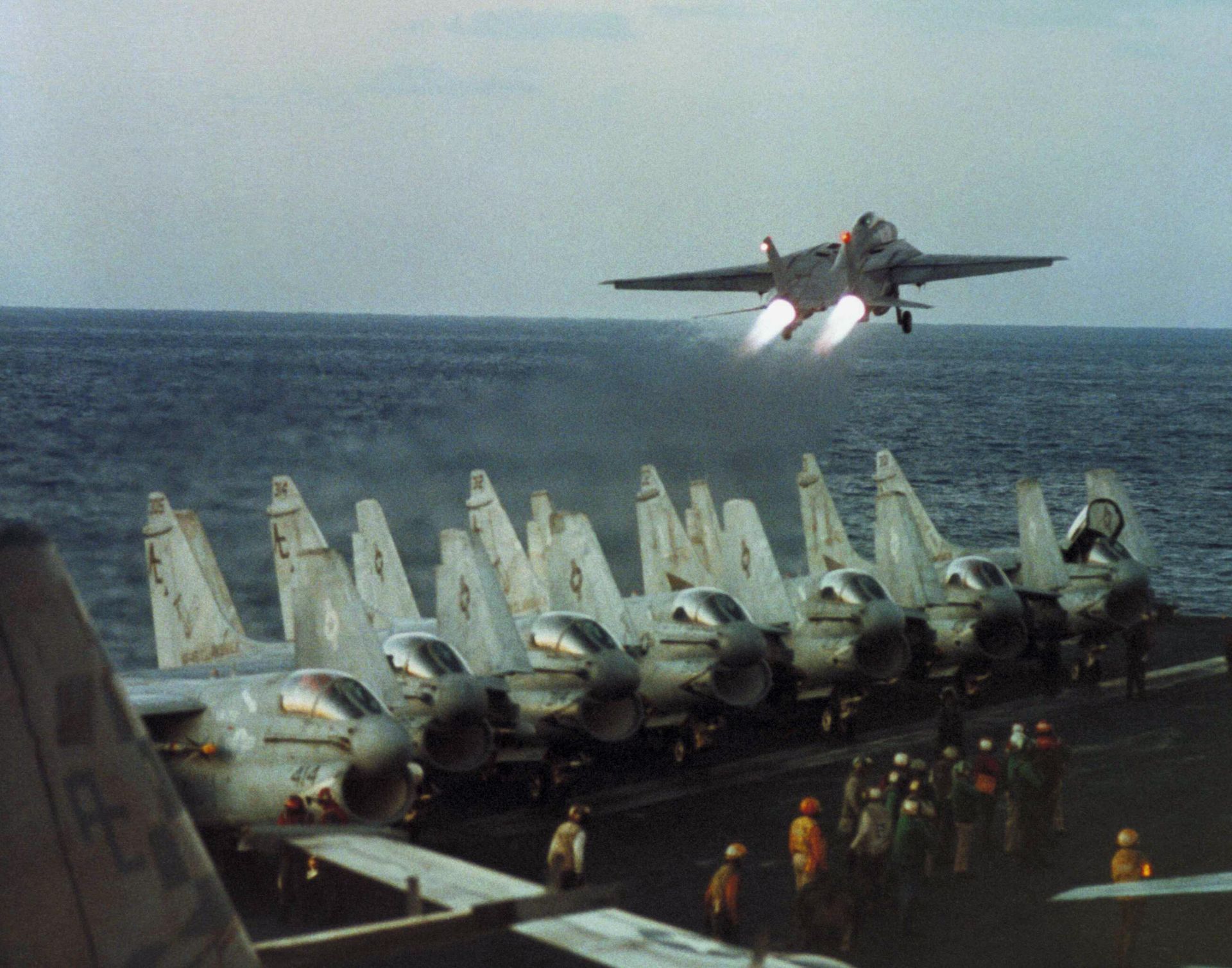 Самолеты F-14 ВМС США на авианосце USS John F. Kennedy в Красном море во время миссии по атаке иракских позиций Буря в пустыне Самолеты F-14 ВМС США на авианосце USS John F. Kennedy в Красном море во время миссии по атаке иракских позиций Буря в пустыне - РИА Новости, 1920, 05.02.2021