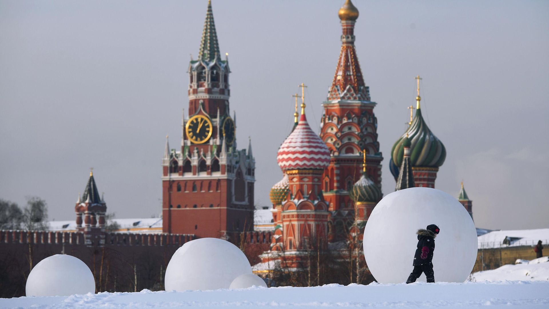 Покровский собор и Спасская башня Кремля Покровский собор и Спасская башня Кремля - РИА Новости, 1920, 08.02.2021