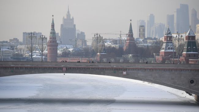 Москва, вид на башни Кремля и комплекс Москва-Сити