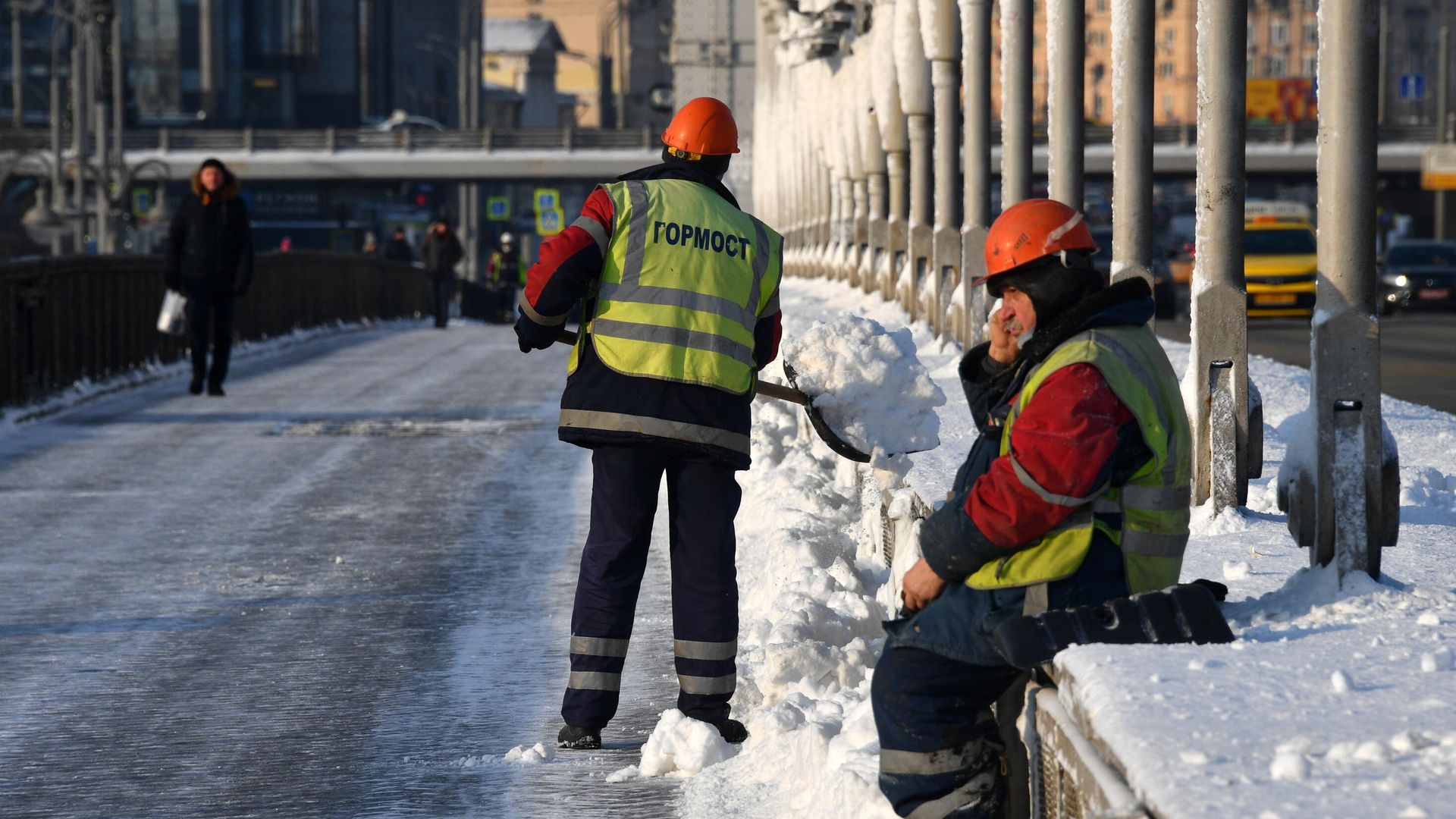 Сотрудники Гормоста убирают снег на Крымском мосту в Москве Сотрудники Гормоста убирают снег на Крымском мосту в Москве - РИА Новости, 1920, 15.02.2021