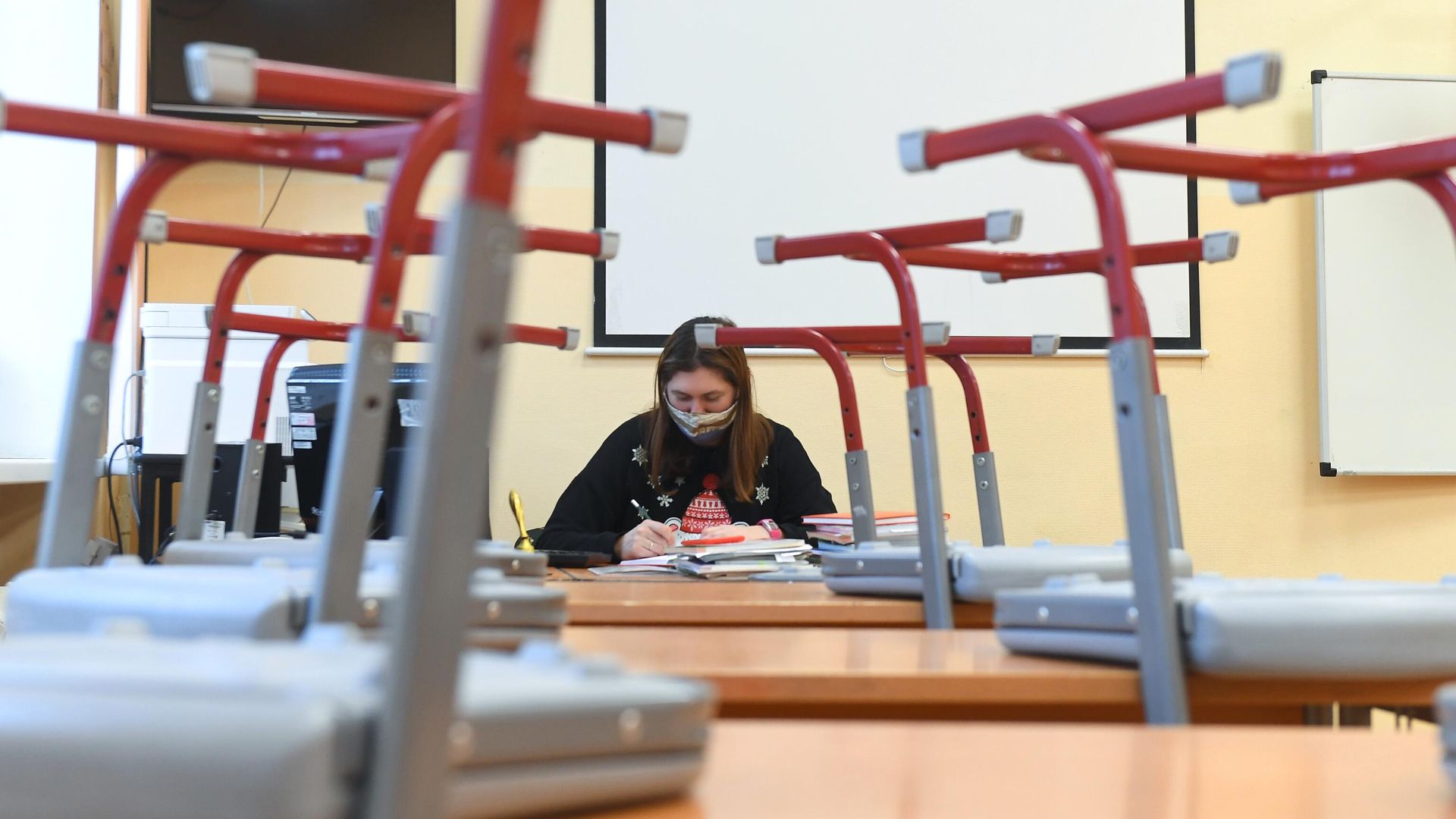 Преподаватель в учебном классе московской общеобразовательной школы №2107 во время подготовки к возобновлению очного обучения - РИА Новости, 1920, 23.12.2022
