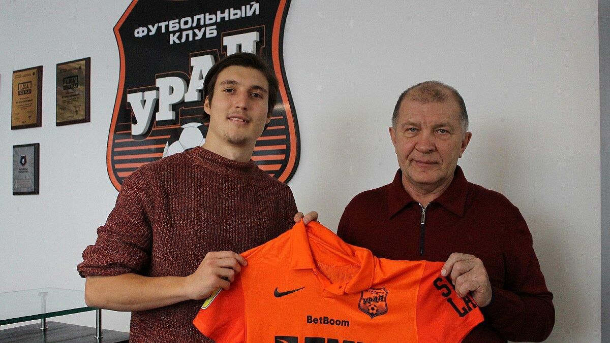 Нападающий Урала Артем Максименко и президент клуба Григорий Иванов Нападающий Урала Артем Максименко и президент клуба Григорий Иванов - РИА Новости, 1920, 15.01.2021