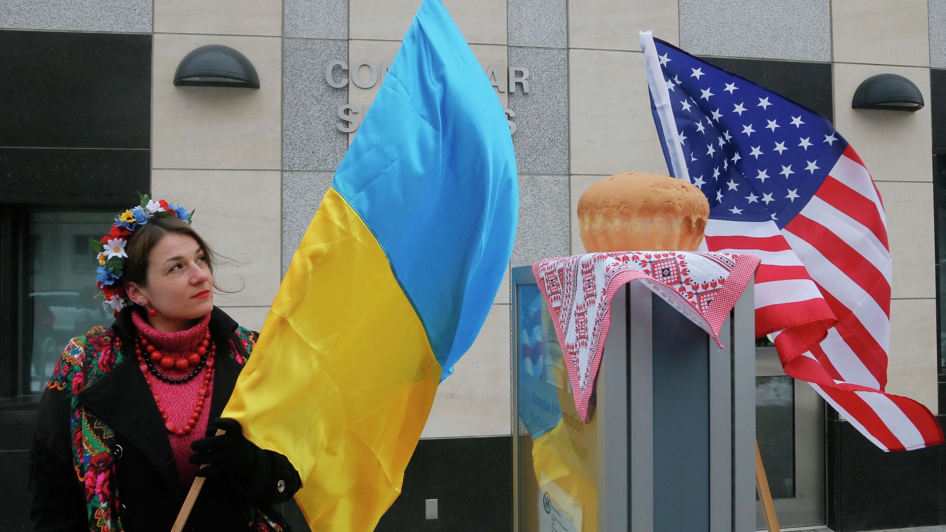 Женщина с флагом Украины у посольства США в Киеве Женщина с флагом Украины у посольства США в Киеве - РИА Новости, 1920, 02.12.2021