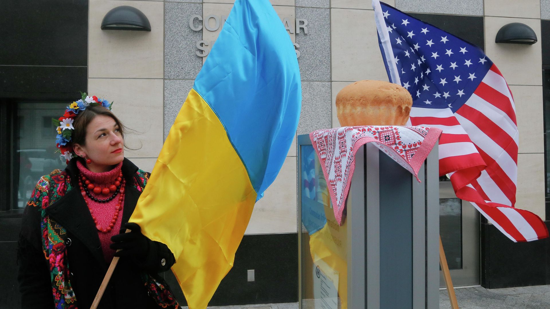 Женщина с флагом Украины у посольства США в Киеве  - РИА Новости, 1920, 16.01.2021