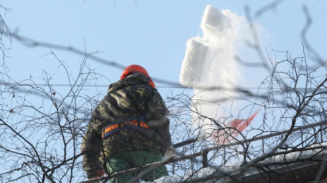 Очистка крыши от снега