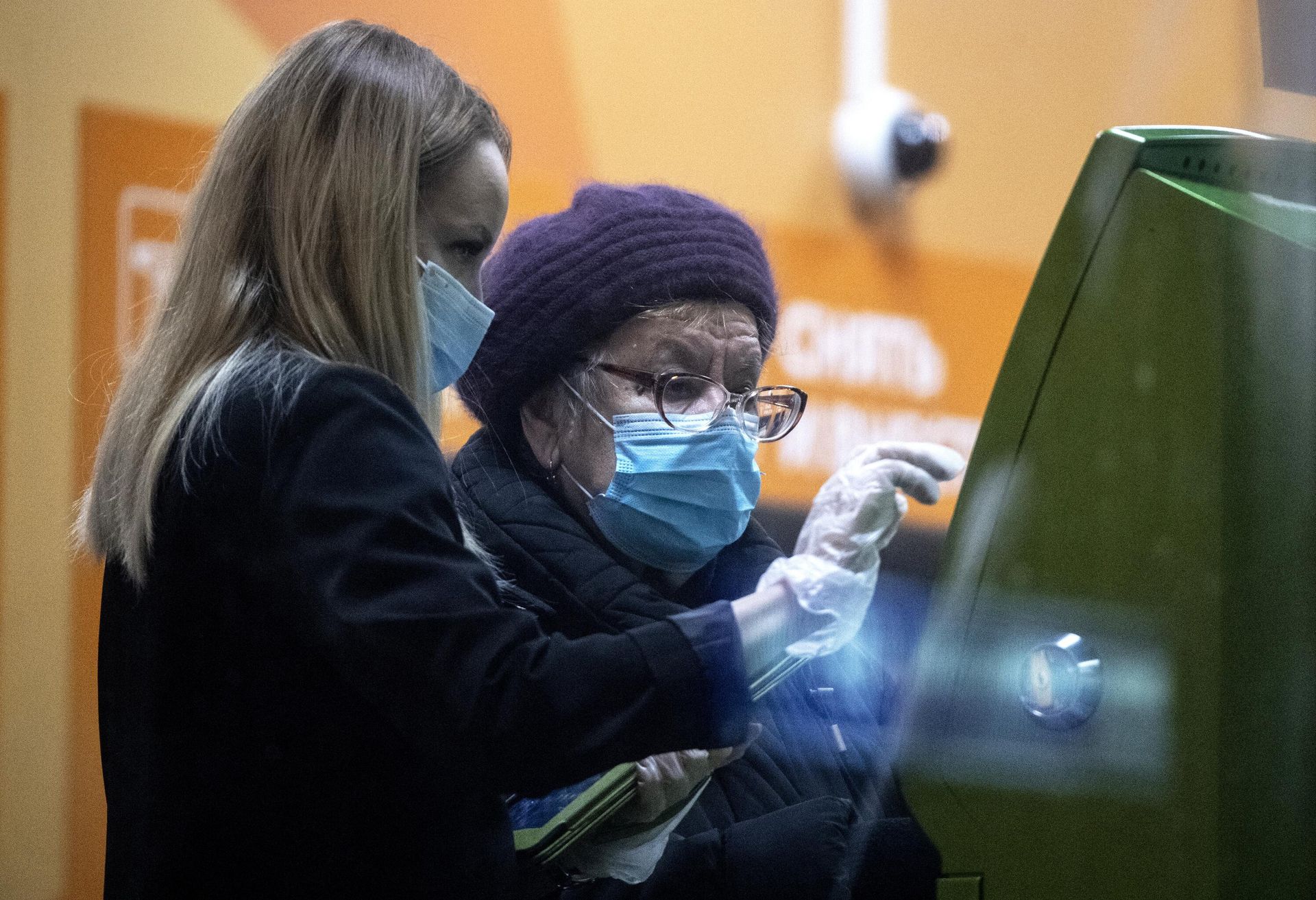 Сотрудница в отделении Сбера помогает женщине у банкомата Сотрудница в отделении Сбера помогает женщине у банкомата - РИА Новости, 1920, 23.12.2022