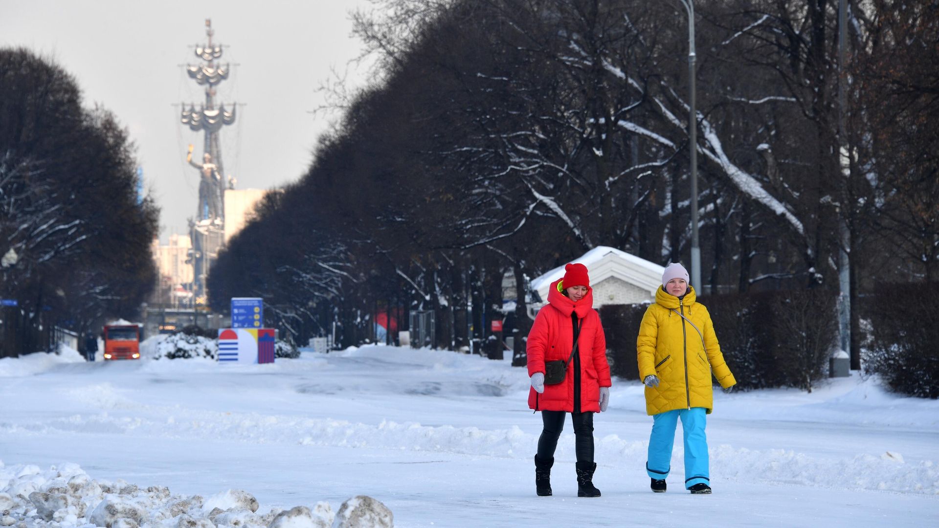 Прохожие в Центральном парке культуры и отдыха имени Горького в Москве - РИА Новости, 1920, 30.01.2021