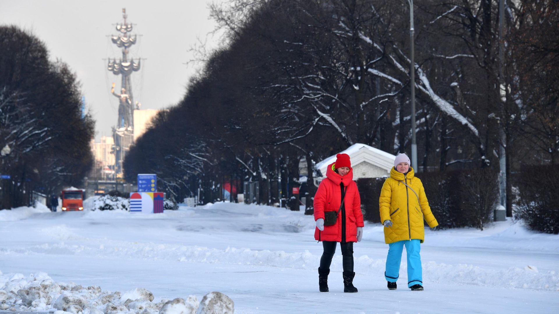 Прохожие в Центральном парке культуры и отдыха имени Горького в Москве Прохожие в Центральном парке культуры и отдыха имени Горького в Москве - РИА Новости, 1920, 22.12.2021