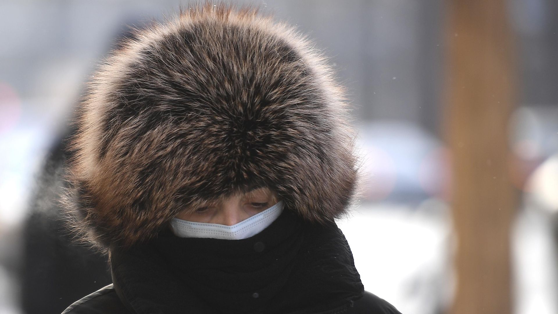 Женщина на одной из улиц в центре Москвы Женщина на одной из улиц в центре Москвы - РИА Новости, 1920, 06.03.2021