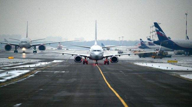 Самолет на взлетной полосе Международного аэропорта Шереметьево Самолет на взлетной полосе Международного аэропорта Шереметьево