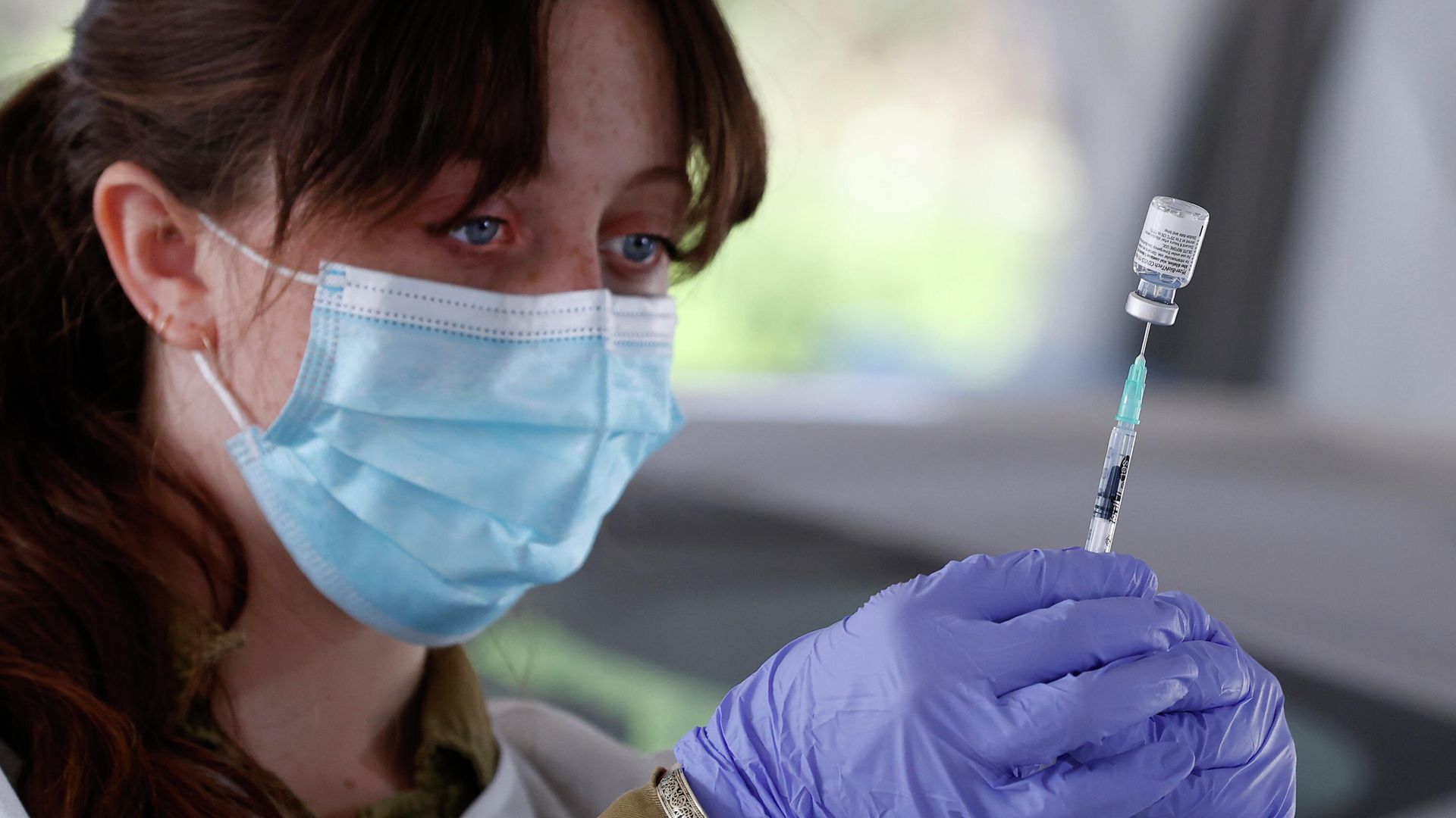 Медицинский работник готовит дозу вакцины Pfizer COVID-19 в прививочном центре Maccabi Health Services в Израиле - РИА Новости, 1920, 17.01.2021
