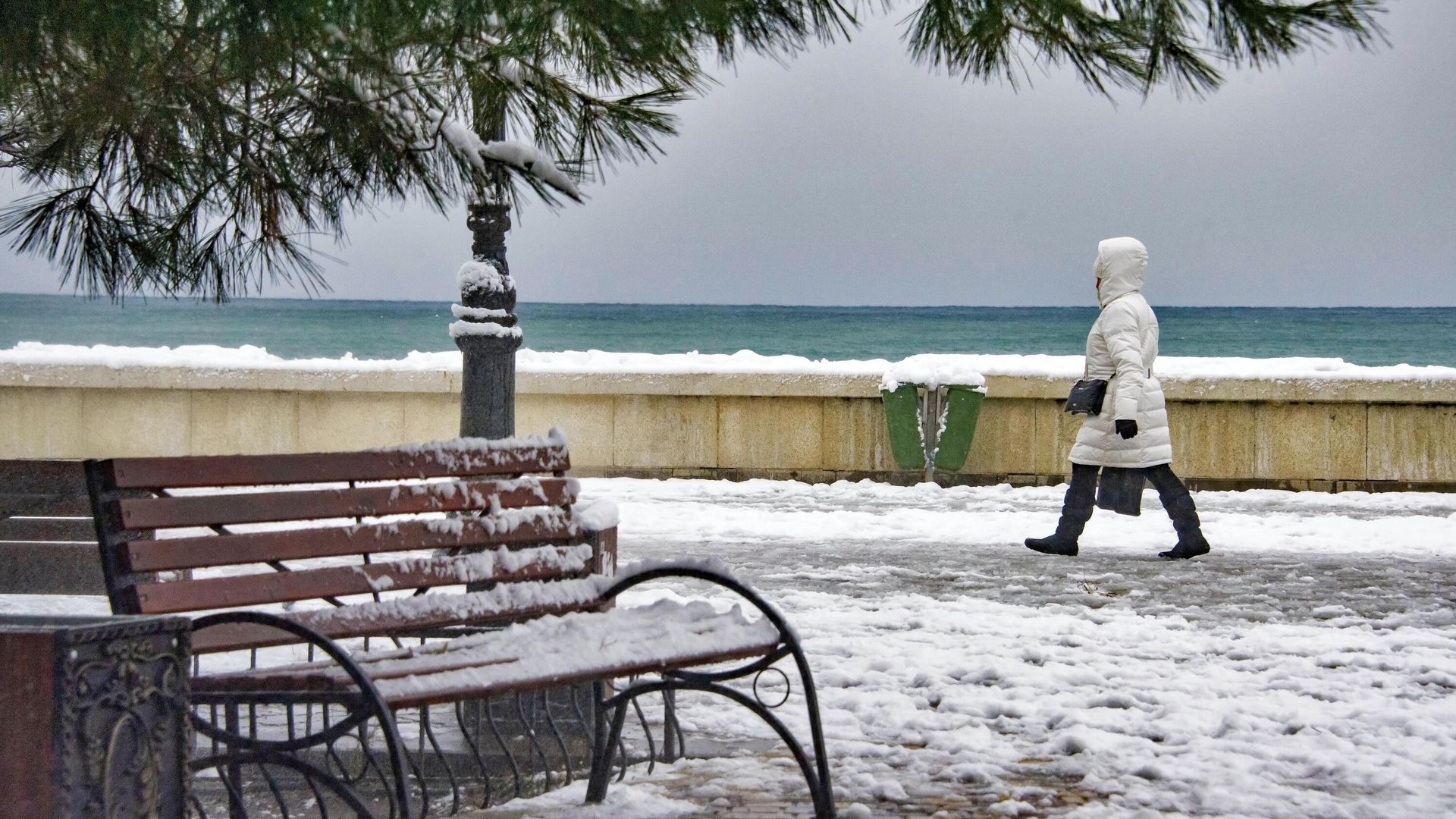 Прохожая на набережной в Алуште Прохожая на набережной в Алуште - РИА Новости, 1920, 20.02.2023