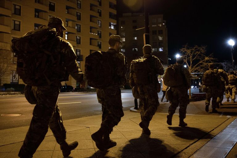 Военнослужащие Национальной гвардии на одной из улиц неподалеку от здания Капитолия в Вашингтоне Военнослужащие Национальной гвардии на одной из улиц неподалеку от здания Капитолия в Вашингтоне