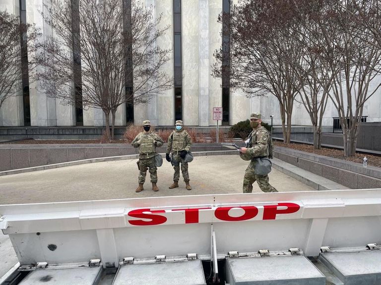 Военнослужащие Национальной гвардии дежурят на одной из улиц неподалеку от здания Капитолия в Вашингтоне Военнослужащие Национальной гвардии дежурят на одной из улиц неподалеку от здания Капитолия в Вашингтоне
