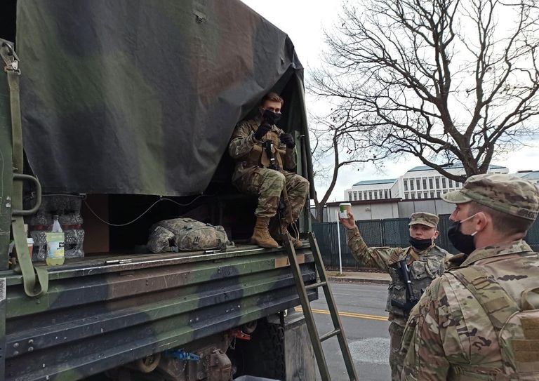 Военнослужащие Национальной гвардии дежурят на одной из улиц неподалеку от здания Капитолия в Вашингтоне Военнослужащие Национальной гвардии дежурят на одной из улиц неподалеку от здания Капитолия в Вашингтоне