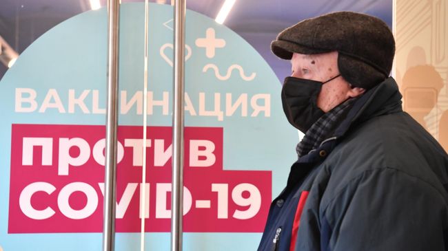 Мужчина возле пункта вакцинации от коронавируса в ГУМе в Москве Мужчина возле пункта вакцинации от коронавируса в ГУМе в Москве