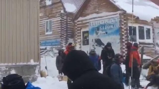 Cход лавины на Домбае: под завалами ищут людей Cход лавины на Домбае: под завалами ищут людей - РИА Новости, 1920, 18.01.2021