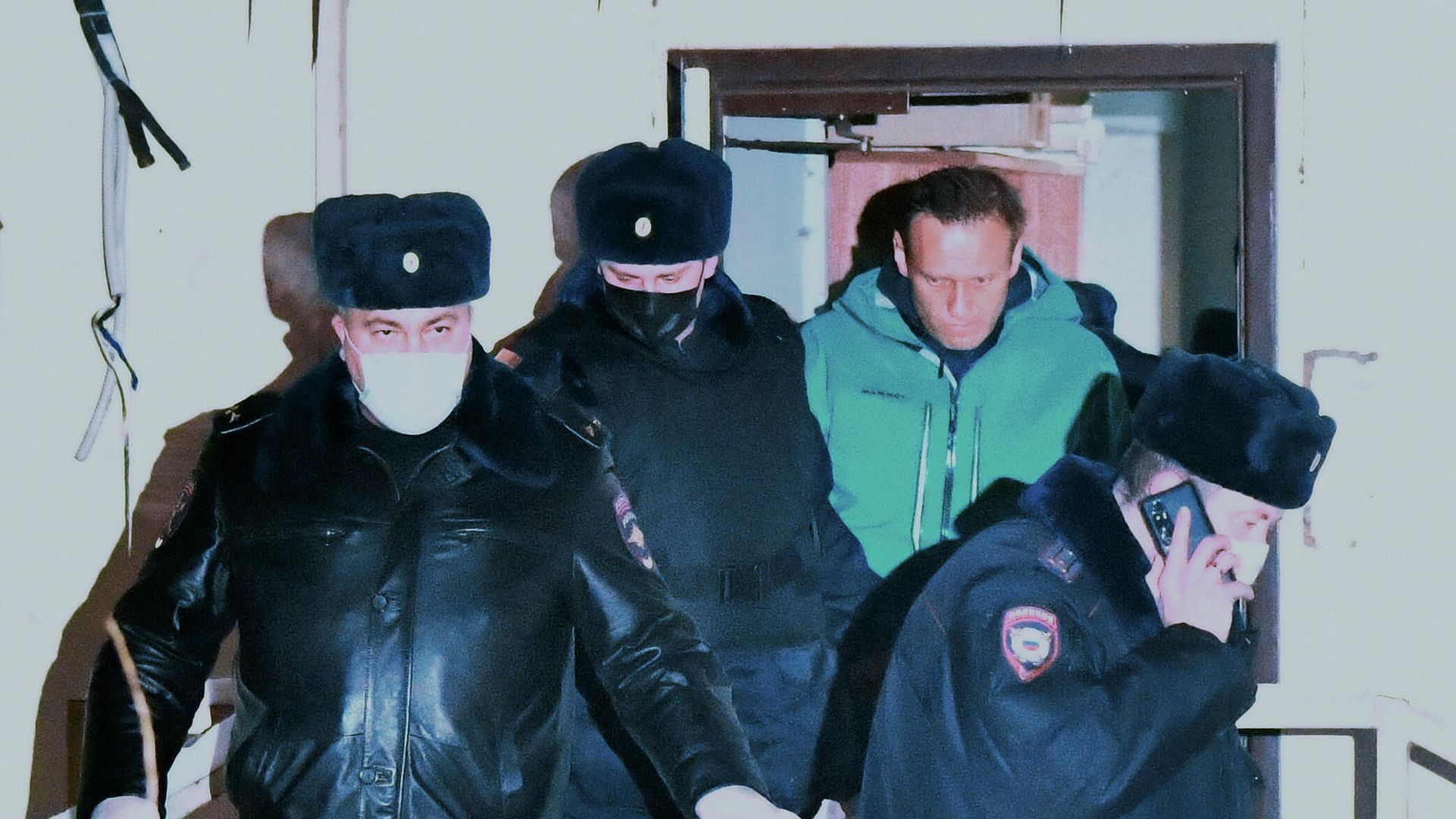 Сотрудники полиции выводят Алексея Навального из здания 2-го отдела полиции Управления МВД России по г. о. Химки - РИА Новости, 1920, 19.01.2021