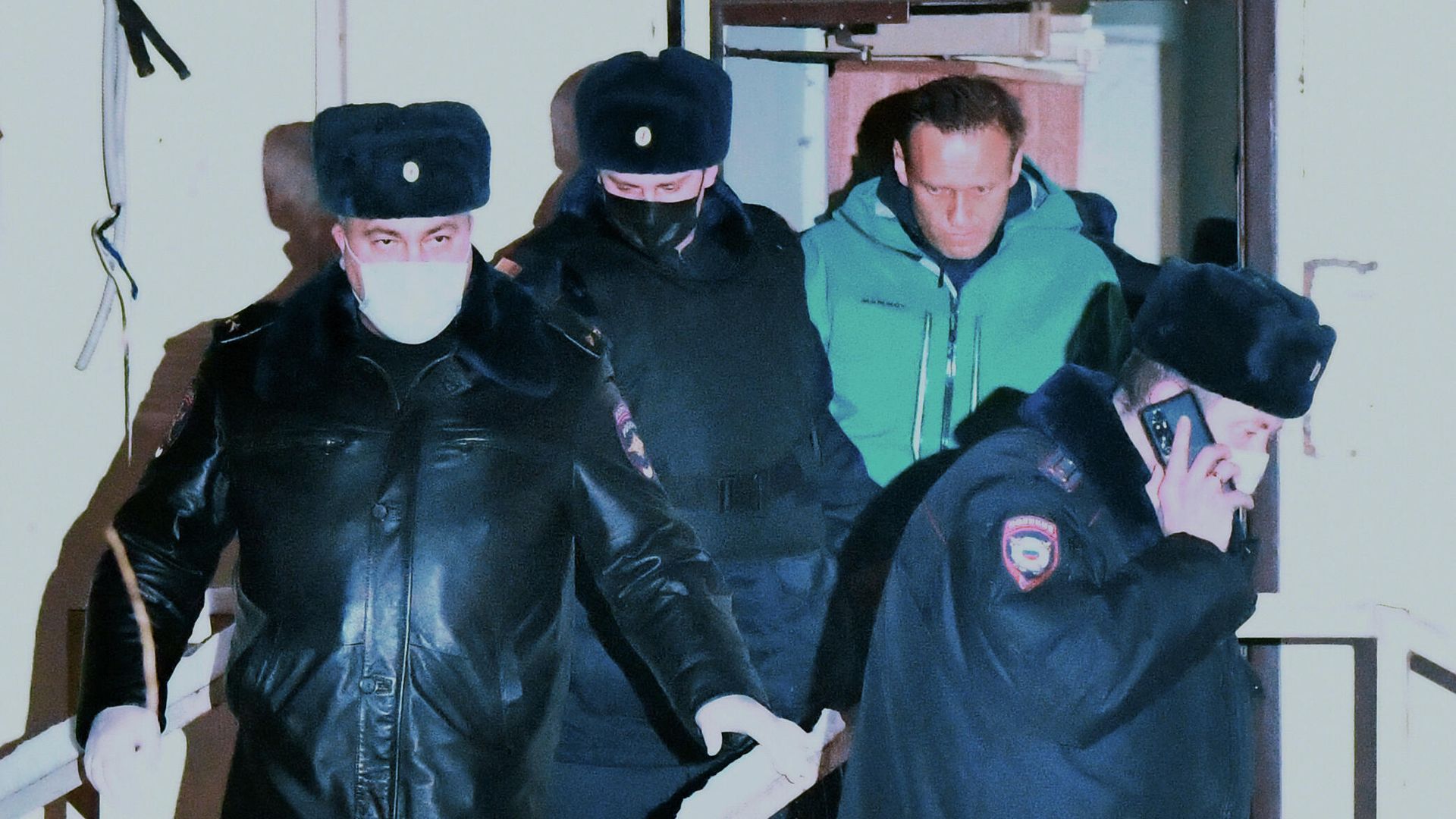 Сотрудники полиции выводят Алексея Навального из здания 2-го отдела полиции Управления МВД России по г. о. Химки Сотрудники полиции выводят Алексея Навального из здания 2-го отдела полиции Управления МВД России по г. о. Химки - РИА Новости, 1920, 21.01.2021