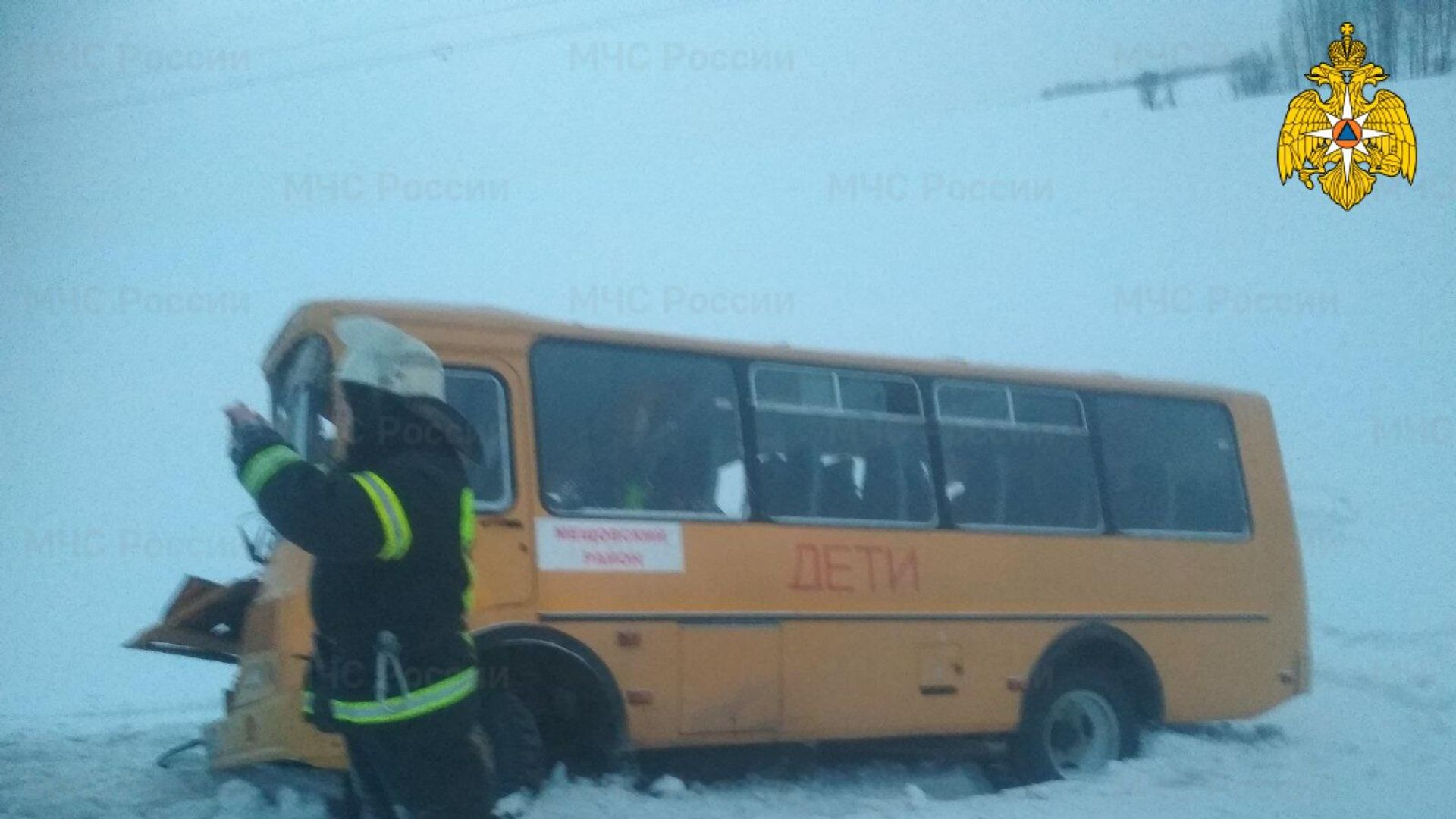 На месте ДТП с участием школьного автобуса под Калугой На месте ДТП с участием школьного автобуса под Калугой - РИА Новости, 1920, 19.01.2021
