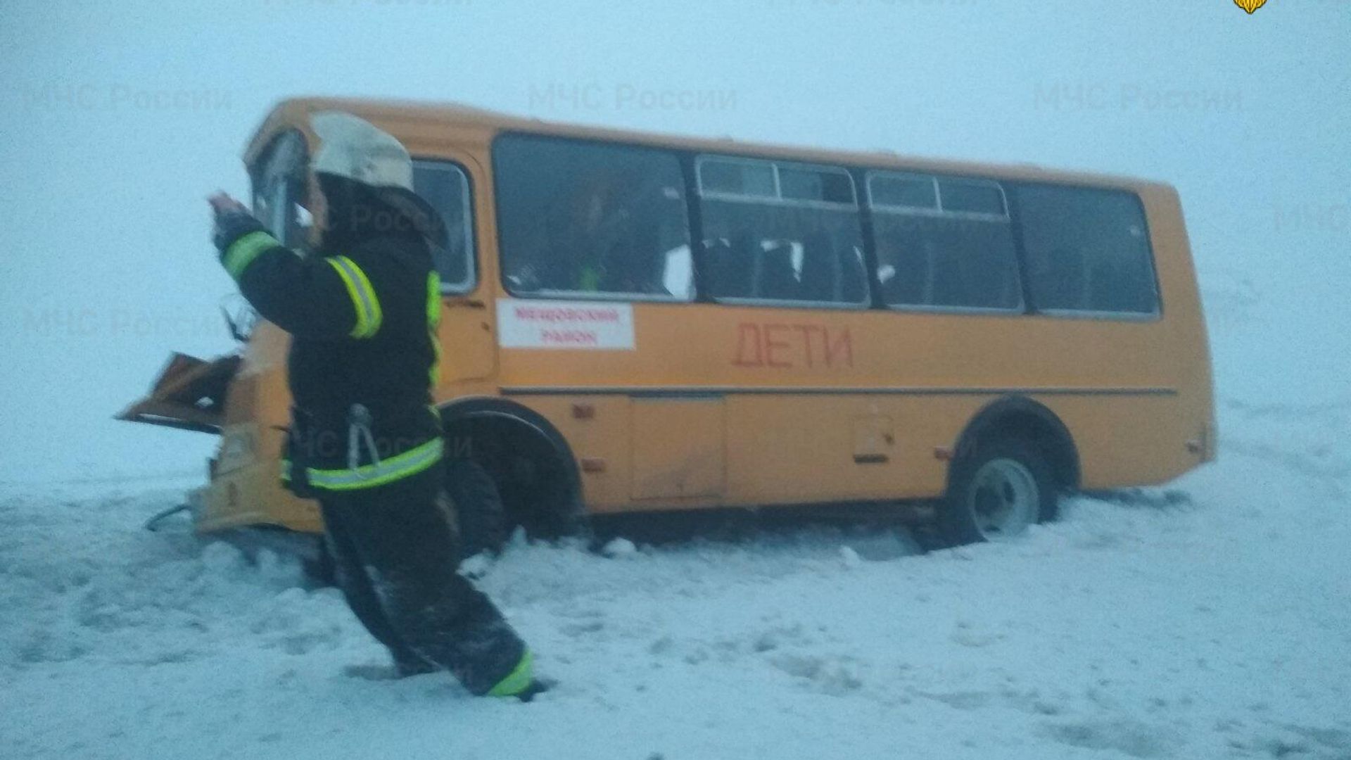 На месте ДТП с участием школьного автобуса под Калугой На месте ДТП с участием школьного автобуса под Калугой - РИА Новости, 1920, 19.01.2021